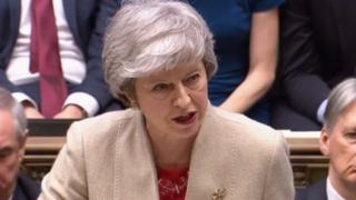 梅首相在表決前的發言中,再呼籲議員支持議案,重申自己"已凖備好比原先計劃更早離任",以為國家和政黨做正確的事。