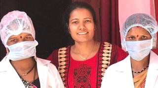 गावातील महिलांसोबत माया विश्वकर्मा.