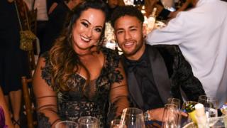 Neymar et sa mère lors d'un gala en avril dernier
