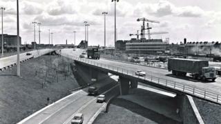 M8 Townhead Interchange - вид на восток от улицы Бэрд (начало 1970-х годов)