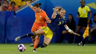 Jugada de la semifinal del Mundial femenino de fútbol entre Holanda y Suecia