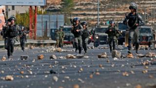 Les forces de sécurité israéliennes face à des manifestants palestiniens à Ramallah en Cisjordanie, le 11 décembre 2017.