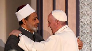 يقول البابا فرنسيس إن "الحوار الإسلامي المسيحي هو الطريقة الوحيدة لمجابهة التشدد"