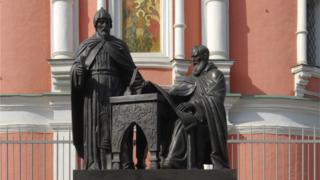 Памятник первым педагогам Славяно-греко-латинской академии братьям Лихудам работы Вячеслава Клыкова