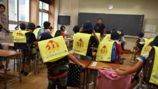 Crianças em escola no Japão