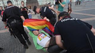 Демонстрант задержан полицией во время митинга ЛГБТ-сообщества в центре Санкт-Петербурга, Россия, 4 августа 2018 года