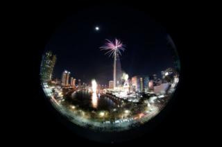La imagen de las celebraciones en Seúl vistas a través de un objetivo ojo de pez. Resalta la torre Lotte World, de 123 pisos.