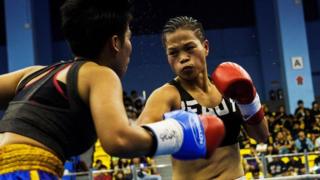 Huang Wensi fights against Thailand's Jarusiri Rongmuang