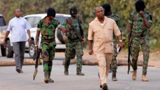 Abasirikare bagumutse basaba kuronswa amahera n'inzu zo kubamwo