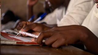 Amategeko ya Tanzania ararekurira abigisha gukubita abana atiko bigakorwa "mu gihe vyumvikana" kandi ku ntoke no ku bisusu gusa,