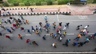 900 கி.மீ நடந்து சொந்த ஊருக்கு செல்லும் கூலித் தொழிலாளர்கள்