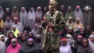 Boko Haram militanı ve örgütün kaçırdığı kızlardan bazıları