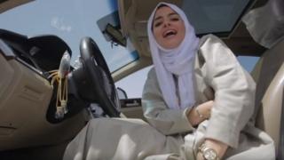 "ليسا. أ" وهي تغني الراب خلف عجلة القيادة