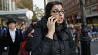 Joven al teléfono en las calles de Nueva York