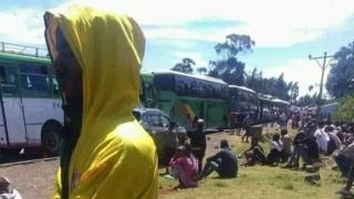 መንገድ የተዘጋባቸው ተሳፋሪዎች መንገድ ላይ ቁጭ