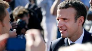Emmanuel Macron à sa sortie d'un bureau de vote de la station balnéaire du Touquet (nord).