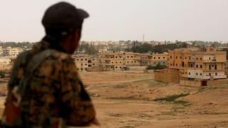 Xoogagga SDF waxay Daacish dib ugu riixeen magaalada Tabqa