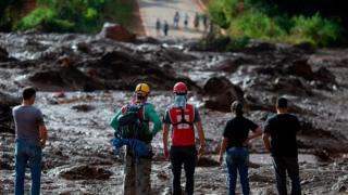 Equipos de rescate delante de una lengua de lodo