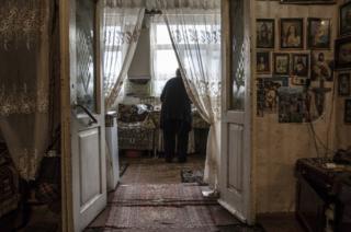 Hovhannes'in eşi Arusyak, evinde kahve hazırlarken