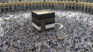 صورة للطواف حول الكعبة
