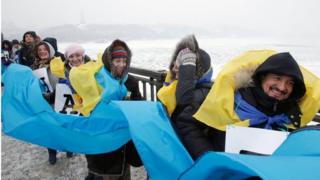 Символическая цепь, объединяющая Украину, на мосту Патона в Киеве, 22 января 2016 года