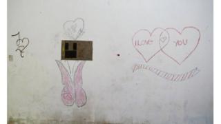 قلوب وفراشات وخربشات الفتاة على الجدران