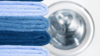 Por qué tienes que lavar tu toalla de baño mucho más seguido de lo que
