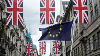 Флаг ЕС развевался под флагами Союза в Лондоне