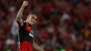 Paolo Guerrero celebra el título con el Flamengo.