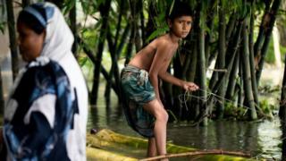 বগুড়া, ১৬ই অগাস্ট ২০১৭, বন্যা, কলা গাছের ভেলা, বাংলাদেশ,