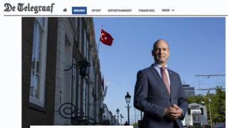 Gert - Jan Segers Lahey'deki Türk konsolosluğu önünde poz veriyor