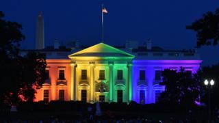 Fadar White House ta dauki launin bakan gizo, bayan kotun kolin Amurka ta amince da dokar a shekarar 2015