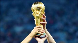 La France remporte son deuxième trophée mondial, vingt ans après son premier sacre à domicile.