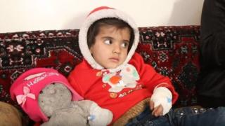 یکی از این کودکان راما - چهار ساله - به سرطان لنفی مبتلاست و از سو تغذیه و تومور بدخیم در گلویش رنج میبرد