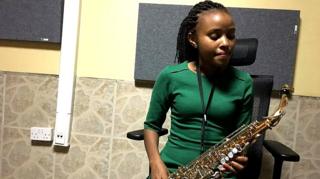 Stella Tushabe, umwe mu bakobwa bake bavuze saxophone mu Rwanda