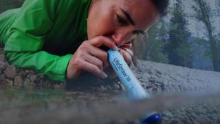 Persona probando el LifeStraw