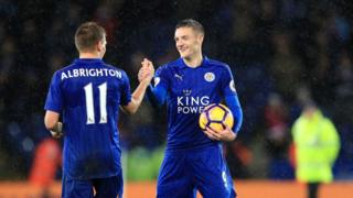 Jamie Vardy niwe yatahanye umupira wakinishijwe, nk'uko ari umugenzo iyo umukinyi yinjinje ibitsindo bitatu mu rukino rumwe (hat-trick)