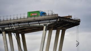 Diariamente el puente estaba sometido a un alto nivel de tráfico de autos y de vehículos de transporte de carga.
