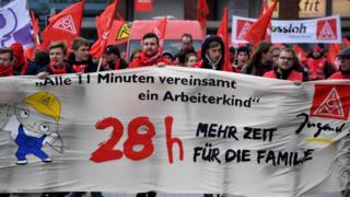 Trabajadores hacen huelga por una semana de 28 horas