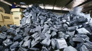 Pegawai perusahan pengiriman barang di provinsi Jiangxi menyortir paket pada Singles' Day.