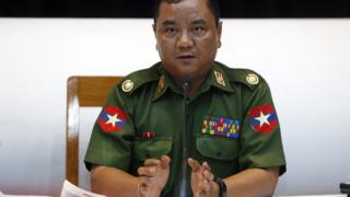 ရှင်းလင်းပြောကြားနေတဲ့ တပ်မတော်သတင်းမှန်ပြန်ကြားရေးအဖွဲ့ ဒုဥက္ကဌ ဗိုလ်မှူးချုပ် ဇော်မင်းထွန်း