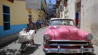 Các doanh nghiệp Cuba phát triển mạnh sau những cải cách kinh tế do Chủ tịch Raul Castro khởi xướng năm 2011. Họ hy vọng sẽ có nhiều cải cách nữa khi người kế nhiệm của ông Castro nhậm chức vào cuối tháng 4. Trong ảnh, một công nhân vận chuyển vật liệu xây dựng trên đường phố ở thủ đô Havana hôm 28/3/2018.