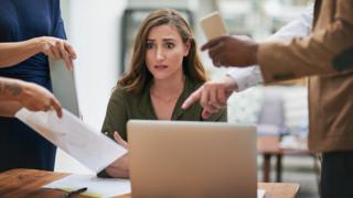 Mujer estresada en el trabajo.