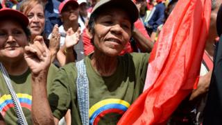 Hükümete destek gösterisi yapan Chavez yandaşları