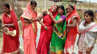 5 мая 2018 года родственники скорбят из-за изнасилования и убийства 16-летней девочки в деревне Раджа Кундра в восточном индийском штате Джаркханд. Серия сексуальных посягательств вызвала возмущение по всей Индии