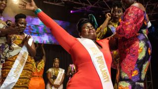 Nasasi Belinda (katikakati), mwanamke mfanyabiashara allijawa na hisia na kutokwa na machozi alipovishwa taji la mwanamke mwenye maumbo makucrowned Miss Curvy Uganda during the first edition of Miss Curvy Uganda in Kampala, Uganda, on April 26, 2019.
