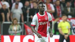 Le défenseur Davinson Sanchez de l'Ajax d'Amsterdam a signé un contrat de six ans à Tottenham