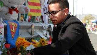 Omar Sepeda deja flores como tributo a las víctimas del tiroteo de El Paso