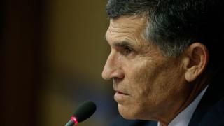 Santos Cruz aparece de perfil, falando em microfone