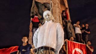 Türkiyədə hərbi çevriliş cəhdinə qarşı etiraz aksiyasında Fethullah Gülenə bənzədilən fiqur "asılıb"